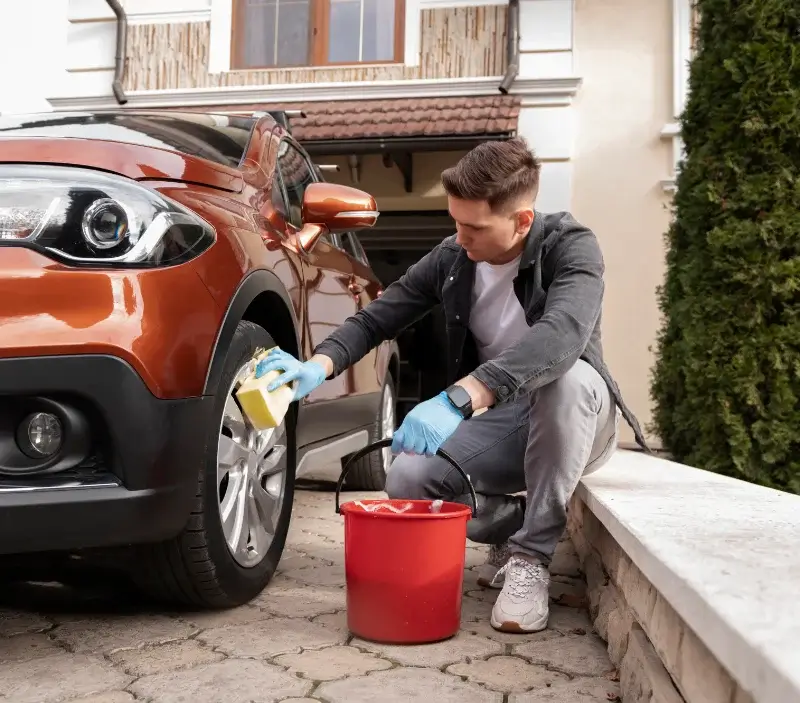 Lavage auto à domicile San-Martino-di-Lota : professionnel intervenant sur un véhicule